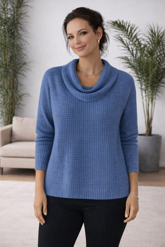 Mirthe | Vaffeltrøje med elegant vandfaldshalsudskæring